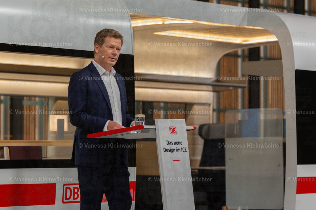 Deutsche Bahn stellt neues ICE-Design vor | Porträt von DB-Vorstandsvorsitzendem Dr. Richard Lutz am Redepult vorm ICE-Modell.

Berlin, 18.05.2022: In der STATION stellt die Deutsche Bahn ihr neues ICE-Design mit einem begehbaren Modell vor. Neuerungen sind etwa das Material der Sitze und die Ergänzung einer Tablethalterung. Ende 2023 sollen die ersten ICEs mit dem neuen Design auf die Schiene kommen. - Realisiert mit Pictrs.com