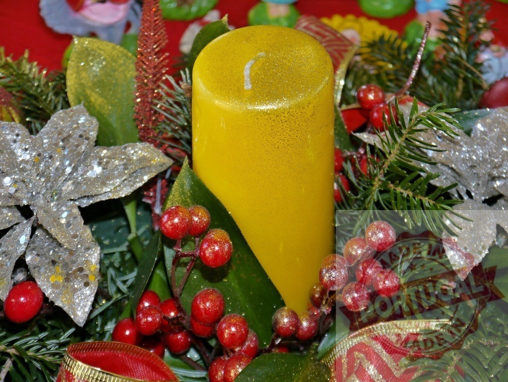 Yellow christmas candle centerpiece with red berries and silver leaves decorating a festive table | Yellow christmas candle centerpiece with red berries, silver leaves, pine branches and red and gold ribbons decorating a festive table - Realisiert mit Pictrs.com
