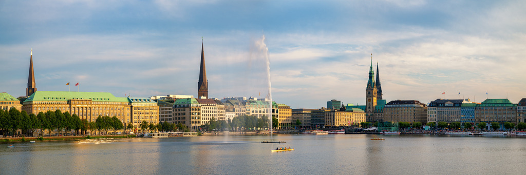 10260410 - Binnenalster Panorama | Wunderschöner Panoramablick auf die Binnenalster im Sonnenlicht.