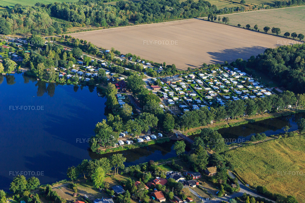 Luftbild: Camping Lanzer See in Basedow im Bundesland Schleswig-Holstein in Deutschland. – Foto: IMG_110461.jpg vom 21.08.2018 durch Werner Riehm/FLY-FOTO.de – Auflösung des Originals: 5472 x 3648 px – LanzerSee