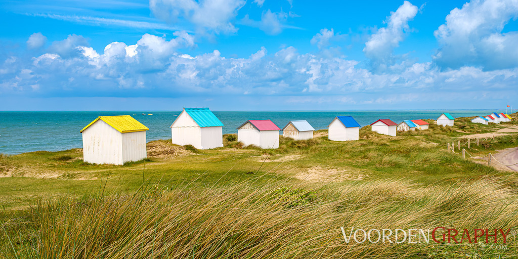 Strandhütten von Gouville – Farbenfrohe Ruhe am Atlantik | Bunte Dächer, salzige Luft und das Rauschen des Atlantiks: Dieses Bild zeigt die berühmten Badehäuschen von Gouville-sur-Mer an der französischen Westküste. Inmitten von Dünen gelegen, versprühen sie eine zeitlose Leichtigkeit – ein Symbol für das einfache Leben am Meer.Ein perfektes Motiv für alle, die sich das Gefühl von Urlaub und französischer Küstenidylle nach Hause holen möchten. Jetzt verfügbar in meinem Webshop – als Leinwand, FineArt-Druck oder edel gerahmt. Jetzt entdecken auf pictrs.comEin Farbklecks für dein Zuhause – aufgenommen von van der Voorden Photography. - Realisiert mit Pictrs.com