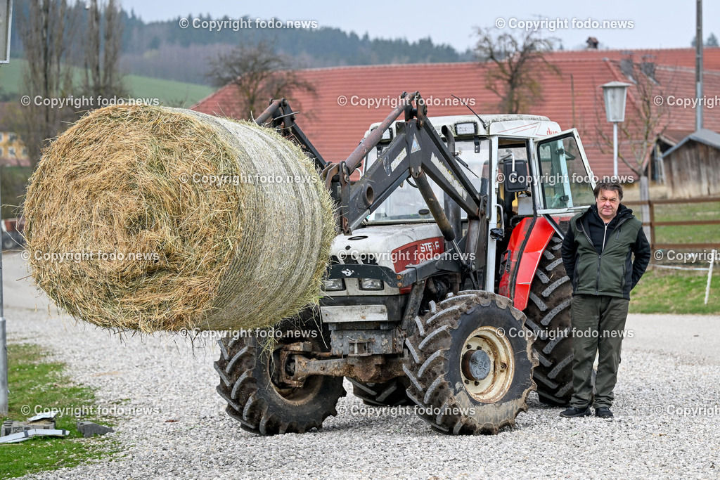 Gnadenhof Wiesmayrgut_ Familie Fuchsberger_ Gunskirchen_ 05.03.2024-18 | 05.03.2024, Gunskirchen, AUT, Gnadenhof Wiesmayrgut, Familie Fuchsberger, im Bild Hansi Fuchsberger mit Traktor