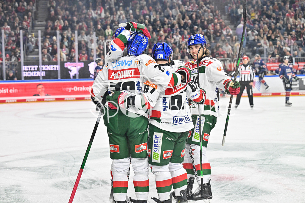 Kölner Haie - Augsburger Panther | Jubel der Gaeste nach dem Treffer zum 0-2 durch Florian ELIAS (Augsburger Panther #67) / Freude / Happy / Tor / Torschuezte / DEL: Koelner Haie - Augsburger Panther, Lanxess Arena am 05.01.2025