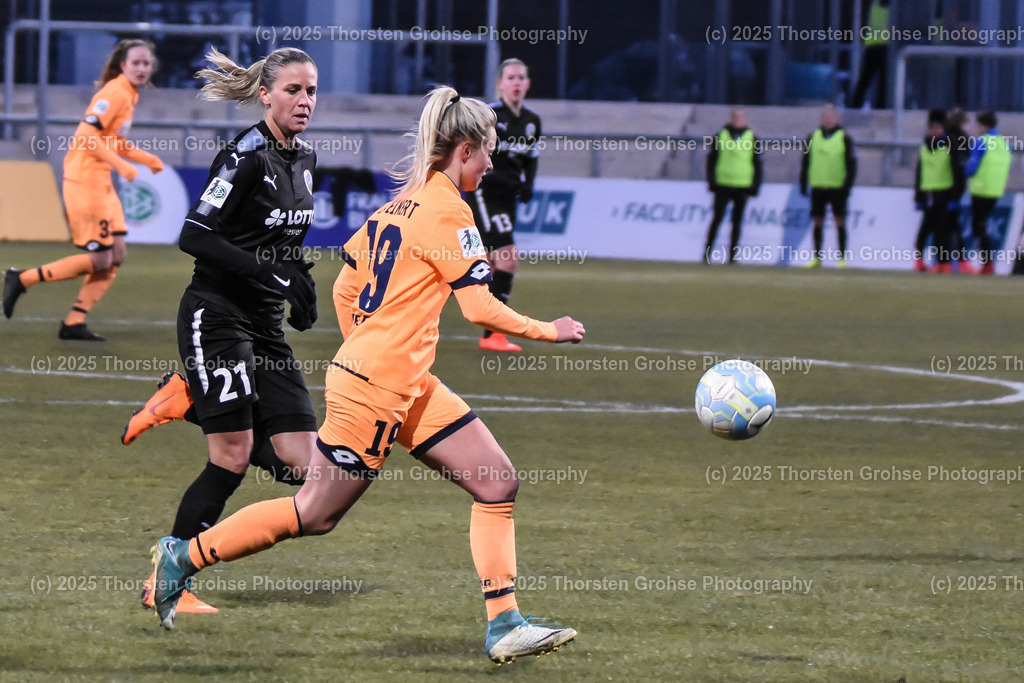 Fussball-BL Frauen 1. FFC Frankfurt vs. TSG 1899 Hoffenheim | Crnogorcevic Ana-Maria #21 (1.FFC Frankfurt), Judith Steinert #19 (TSG 1899 Hoffenheim); Fussball-BL Frauen 1. FFC Frankfurt vs. TSG 1899 Hoffenheim, Fussball-Bundesliga Frauen am 24.02.2018 im Stadion am Brentanobad in Frankfurt/Main, (Deutschland) - Realisiert mit Pictrs.com