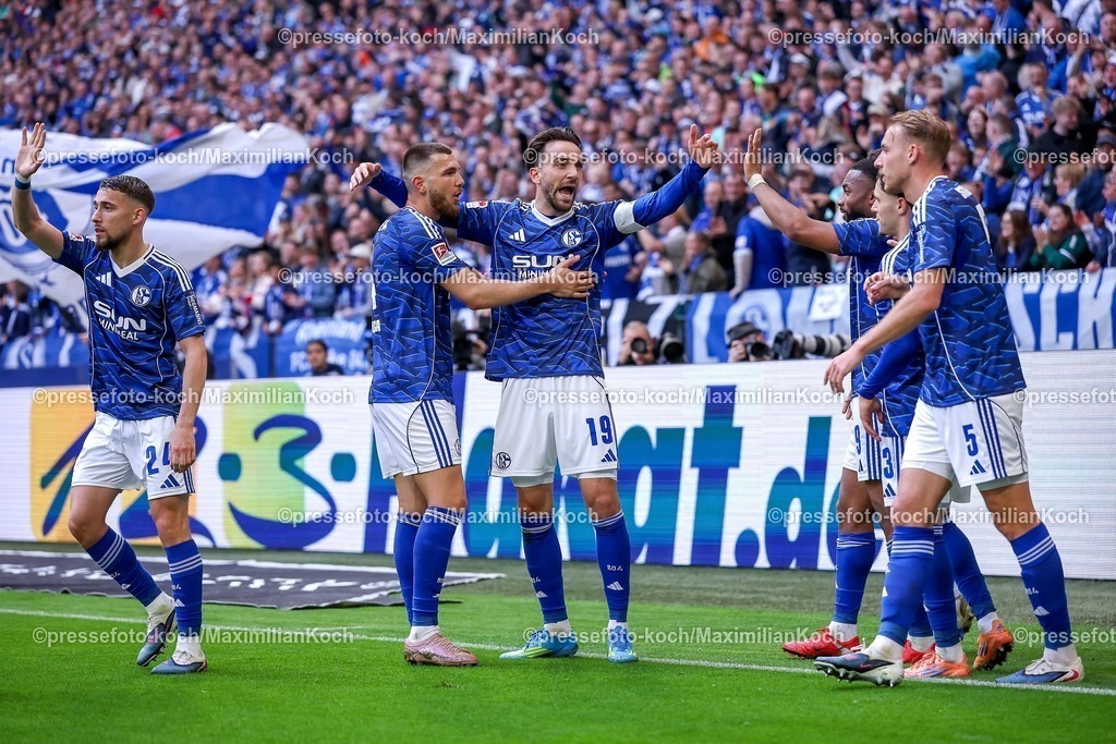 S0419042601015 | 19.04.2026, Fußball, FC Schalke 04 - SC Preußen Münster, 30. Spieltag, 2. Fußball Bundesliga, Veltins-Arena Gelsenkirchen, Saison 2025 2026: Torjubel nach dem Tor zum 1:0 durch Torschütze Kenan Karaman&nbsp;&nbsp;(Schalke04 #19)  DFB regulations prohibit any use of photographs as image sequences and or quasi-video.