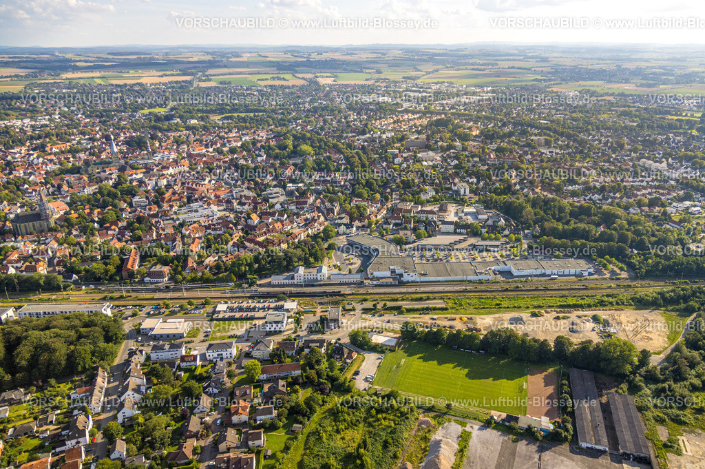 Soest230806109 | Luftbild, Soest Bahnhof mit Stadtansicht, Einkaufszentrum Am Bahnhof, Walburger, Soest, Soester Börde, Nordrhein-Westfalen, Deutschland