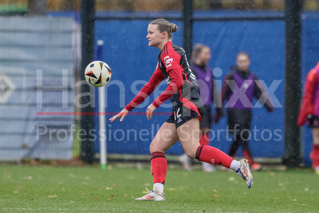Fussball, 2. Frauen-Bundesliga, Hamburger SV - 1. FC Nürnberg | v.li.: Amelie Thöle (1. FC Nürnberg, 12) am Ball, Einzelbild, Ganzkörper, Aktion, Action, Spielszene, DIE DFB-RICHTLINIEN UNTERSAGEN JEGLICHE NUTZUNG VON FOTOS ALS SEQUENZBILDER UND/ODER VIDEOÄHNLICHE FOTOSTRECKEN. DFB REGULATIONS PROHIBIT ANY USE OF PHOTOGRAPHS AS IMAGE SEQUENCES AND/OR QUASI-VIDEO.