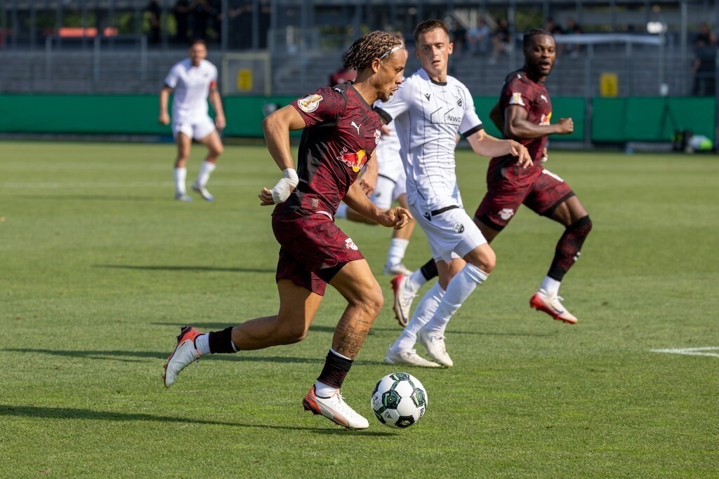 SV Sandhausen gegen RB Leipzig (DFB-Pokal, 1. Runde)***Am Ball: Xavi Simons (10, Leipzig) | SV Sandhausen gegen RB Leipzig (DFB-Pokal, 1. Runde)***Am Ball: Xavi Simons (10, Leipzig) - Realisiert mit Pictrs.com