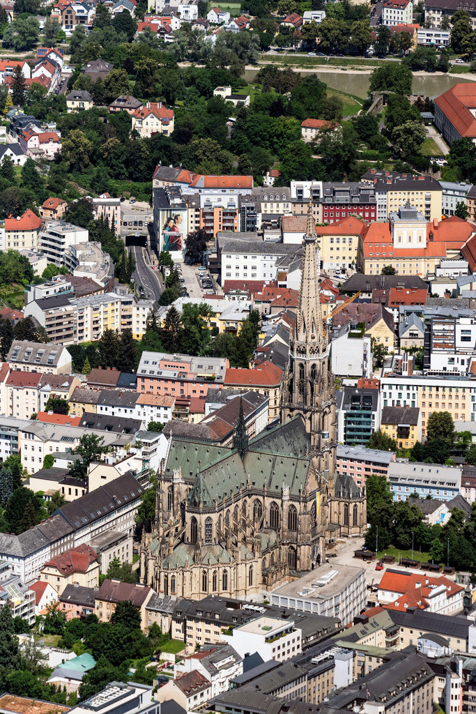dr__0092238.jpg | LINZ 14.06.2022 Kirchengebäude des Domes " Linzer Mariendom " in der Altstadt im Ortsteil Innenstadt in Linz in Oberösterreich, Österreich. 