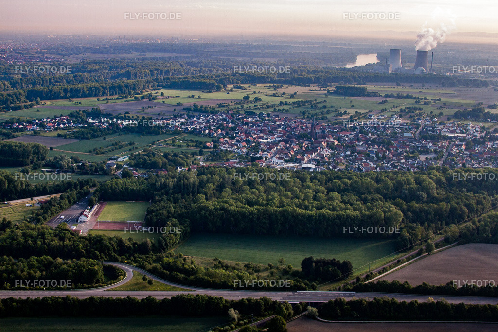 Ortsansicht | Luftbild: Ortsansicht im Ortsteil Rheinsheim in Philippsburg im Bundesland Baden-Württemberg in Deutschland. Foto: IMG_64889.jpg vom 18.05.2014 durch Werner Riehm/FLY-FOTO.de - Realisiert mit Pictrs.com