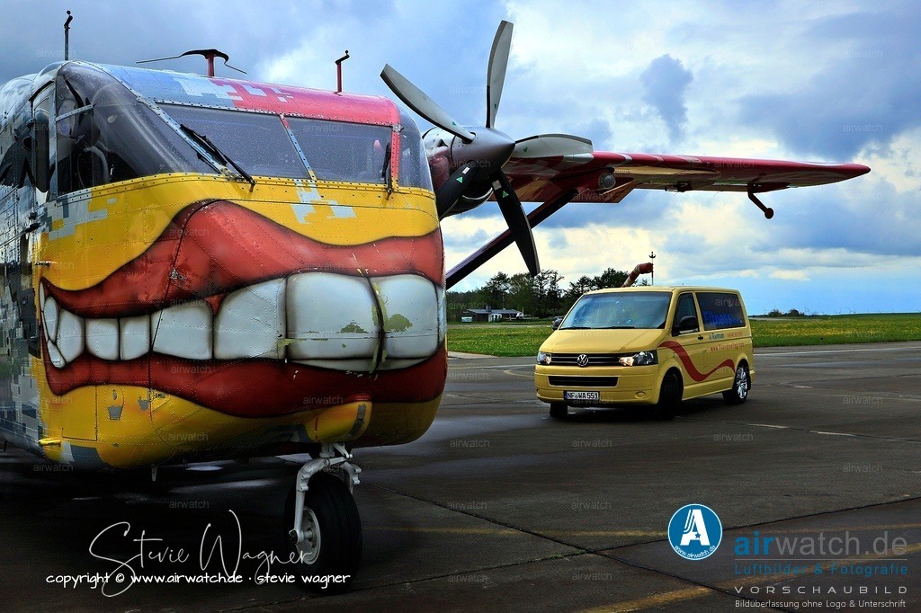 Flying Shoebox - Short S.C.7 Skyvan auf dem Flugplatz Husum-Schwesing | Die Short Skyvan SC7 von Pink Aviation Services werden hauptsächlich für das Absetzen von Fallschirmspringern eingesetzt.  Die Flugzeuge sind ideal für diesen Zweck, da sie über eine große Heckrampe, einen geräumigen Innenraum (195x200x400 cm) und hervorragende Kurzstart- und Landeeigenschaften verfügen.