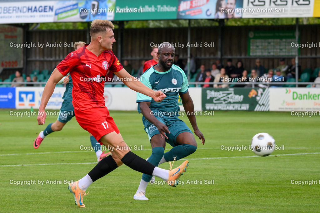 PSV Neumünster vs FC KIlia Kiel | Grady Zinkondo (PSV #30) vs Marc Schwabe (Kilia #17) / Fußball-Oberliga Männer 2026/2027 / PSV Neumünster vs FC KIlia Kiel / PSV Stadion Platz A / Neumünster / 29.08.26 - Realisiert mit Pictrs.com