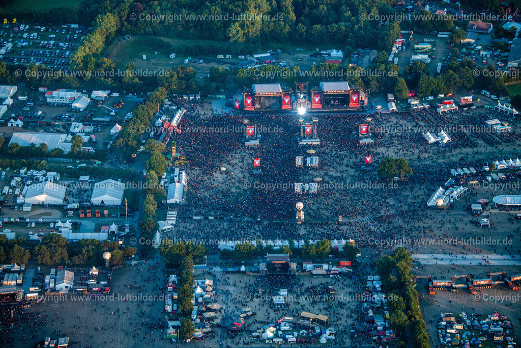 Wacken_Musik_Festival_ELS_4080060822 | WACKEN 06.08.2022 Besucher des Wacken Musik- Festivals auf dem Veranstaltungs- Konzertgelände an der Norderstraße in Wacken im Bundesland Schleswig-Holstein, Deutschland. Weiterführende Informationen bei: CTS EVENTIM AG & Co. KGaA,  ICS Festival Service GmbH,  SH Promotion GmbH&amp;Co.KG. // Participants in the Wacken music festival on the event concert area on street Norderstrasse in Wacken in the state Schleswig-Holstein, Germany. Further information at: CTS EVENTIM AG & Co. KGaA,  ICS Festival Service GmbH,  SH Promotion GmbH&amp;Co.KG. Foto: Martin Elsen