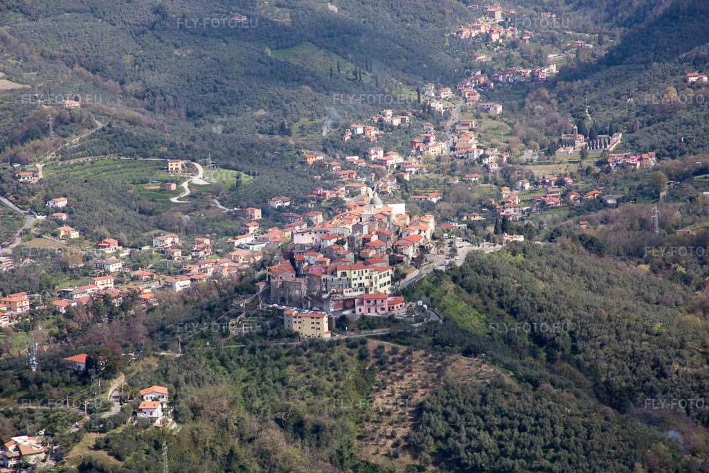 Vue aérienne: Vue de la ville à Nicola dans le département Ligurie, Italie – .Photo: IMG_087153.jpg prise le 04/04/2016 par Werner Riehm/FLY-FOTO.eu – Résolution de l'original: 5472 x 3648 px
