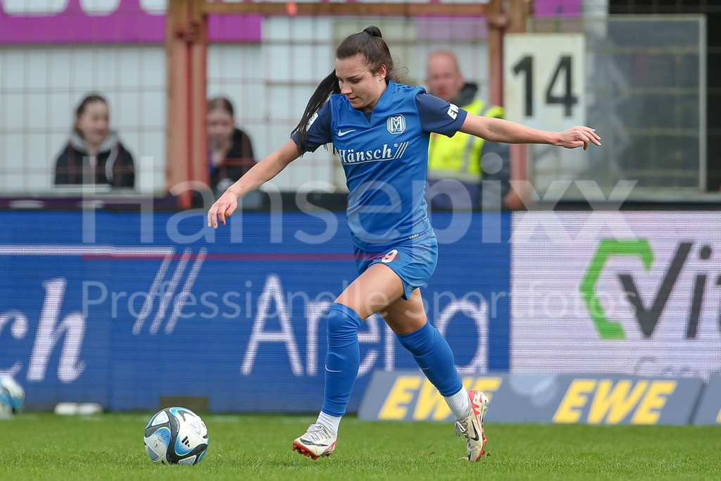 Fussball, 2. Frauen-Bundesliga, SV Meppen - FC Ingolstadt 04 | v.li.: Kornelia Grosicka (SV Meppen, 9) am Ball, Freisteller, Einzelbild, Ganzkörper, Aktion, Action, Spielszene, DIE DFB-RICHTLINIEN UNTERSAGEN JEGLICHE NUTZUNG VON FOTOS ALS SEQUENZBILDER UND/ODER VIDEOÄHNLICHE FOTOSTRECKEN. DFB REGULATIONS PROHIBIT ANY USE OF PHOTOGRAPHS AS IMAGE SEQUENCES AND/OR QUASI-VIDEO.