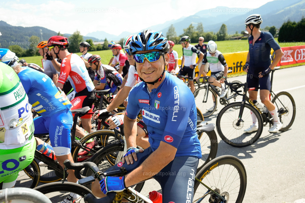 326_20230817_Bewerb_Maenner_Muehlanger | AUT - OESTERREICH, 2023-08-16: SPORT RENNRAD-FAHREN - 55. INTERNATIONALER RADWELTPOKAL IN ST. JOHANN IN TIROL  - Vintage-Radrennen mit WM-Bronze-Medaillen-Siegerin Christina Schweinberger, den Teilnehmer und Alexander Baumann (vom Orginastions-Team) - TAG 2 BEWERB MAENNER IN SECHS GRUPPEN  ; Foto: Roland Muehlanger