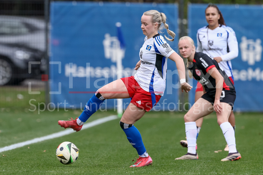 Fussball, 2. Frauen-Bundesliga, Hamburger SV - Eintracht Frankfurt II | v.li.: Mia Büchele (Hamburger SV, 17) am Ball, Einzelbild, Ganzkörper, Aktion, Action, Spielszene, DIE DFB-RICHTLINIEN UNTERSAGEN JEGLICHE NUTZUNG VON FOTOS ALS SEQUENZBILDER UND/ODER VIDEOÄHNLICHE FOTOSTRECKEN. DFB REGULATIONS PROHIBIT ANY USE OF PHOTOGRAPHS AS IMAGE SEQUENCES AND/OR QUASI-VIDEO.