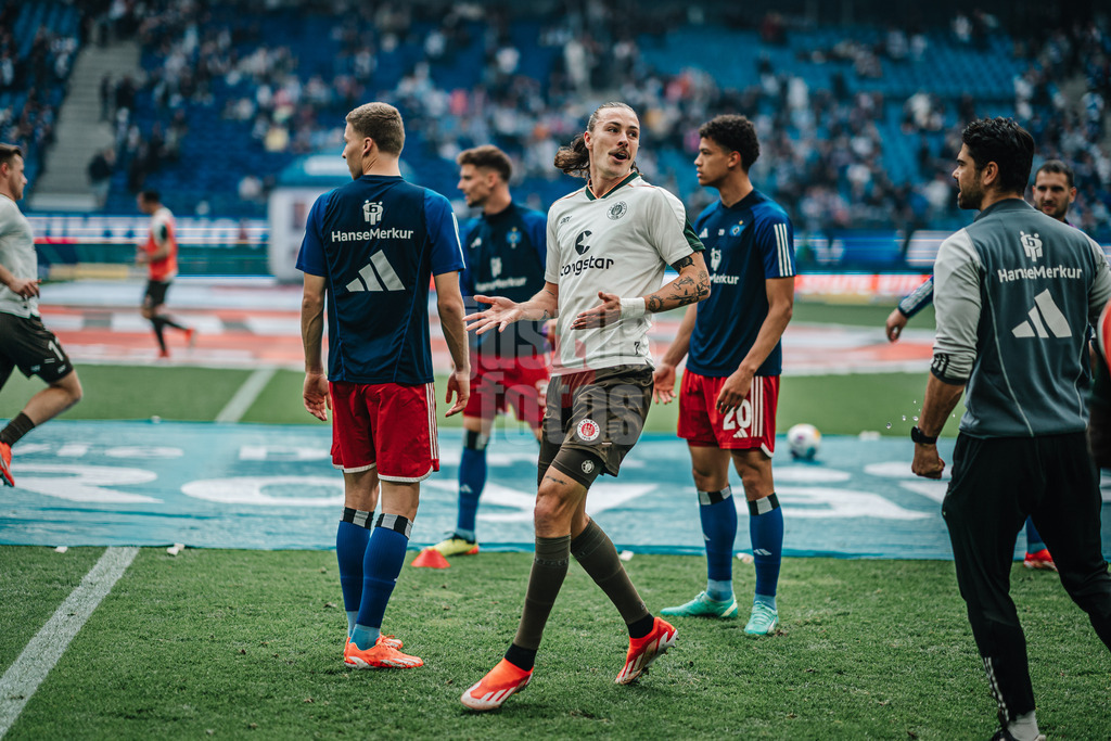 Fußball | Männer | Saison 2023/2024 | 2. Fußball-Bundesliga | 32. Spieltag | Hamburger SV vs. FC St. Pauli  | 03.05.2024 | Jackson Irvine (#7, FC St. Pauli) läuft beim Aufwärmen in die Hälfte des HSV. Dies führt zur Rudelbildung