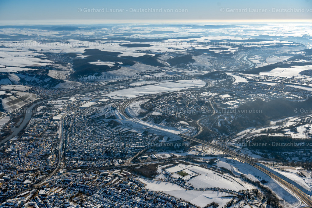 4043143 | HEIDINGSFELD 13.02.2021 Winterlich schneebedeckte Ortschaft an den Fluss- Uferbereichen des Main in Heidingsfeld im Bundesland Bayern, Deutschland. // Wintry snowy town on the banks of the river of the Main river in Heidingsfeld in the state Bavaria, Germany. Foto: Gerhard Launer