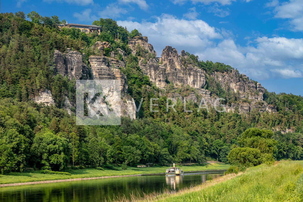 Wandbild-Bastei-Basteibruecke-Elbe-Dampfer-FOCO3569 | Die weltberühmte Bastei in der Sächsischen Schweiz im Elbsandsteingebirge - Realisiert mit Pictrs.com
