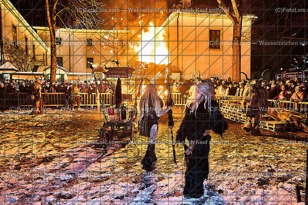 ALP9646_Wieselburger ADVENT_Wintersonnenwende_Perchtenlauf | (C)FotoLois.com, Alois Spandl, Wieselburger Advent, Wintersonnenwendfeier mit Umzug durch die Stadt, Sonnenwendfeuer und Perchtenlauf mit Show im Schlosspark, Mitwirkung der Partnergemeinde EINBECK, Sa 17. Dezmber 2022.