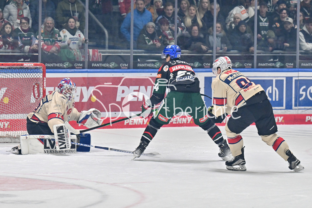 Augsburger Panther - Nürnberg Ice Tigers | in dieser Szene scheitert Anrei HAKULINEN (Augsburger Panther #94) an Leon HUNGERECKER (Nürnberg Ice Tigers #72) / Torchance / DEL: Augsburger Panther - Nuernberg Ice Tigers, Curt Frenzel Stadion am 03.01.2025