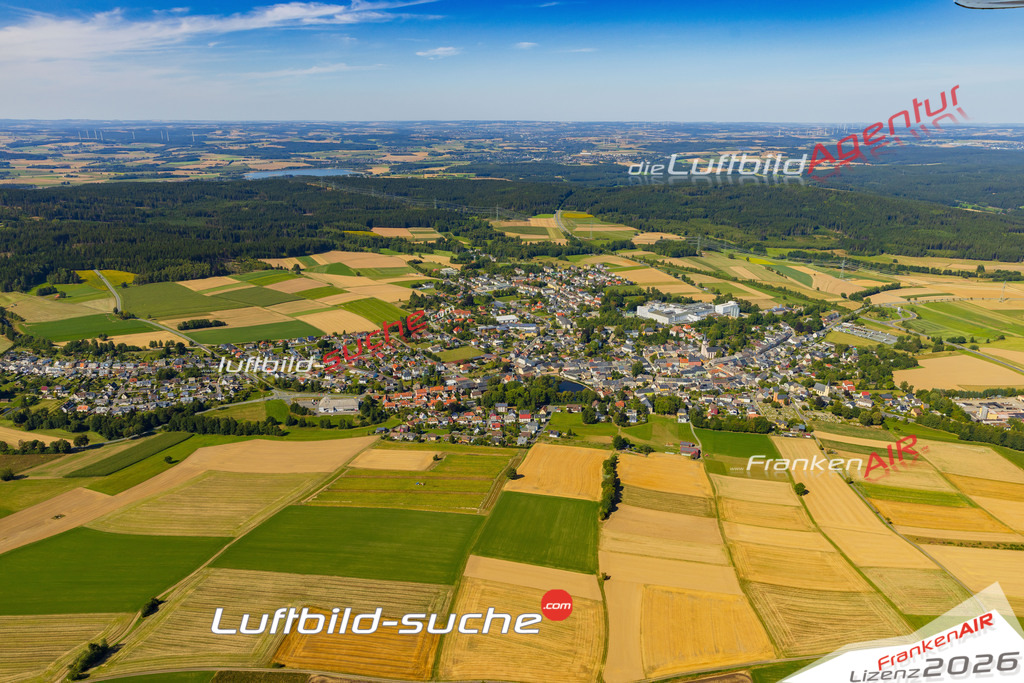 Luftaufnahme der Stadt Kirchenlamitz - Die Luftaufnahme wurde 2025 vom UL-Flugzeug heraus erstellt ( keine Drohne ) - Hochauflösende Luftaufnahme - für professionelle Ausdrucke geeignet. Die Geschenkidee !Mit Lizenz und Bildrechte bestellbar