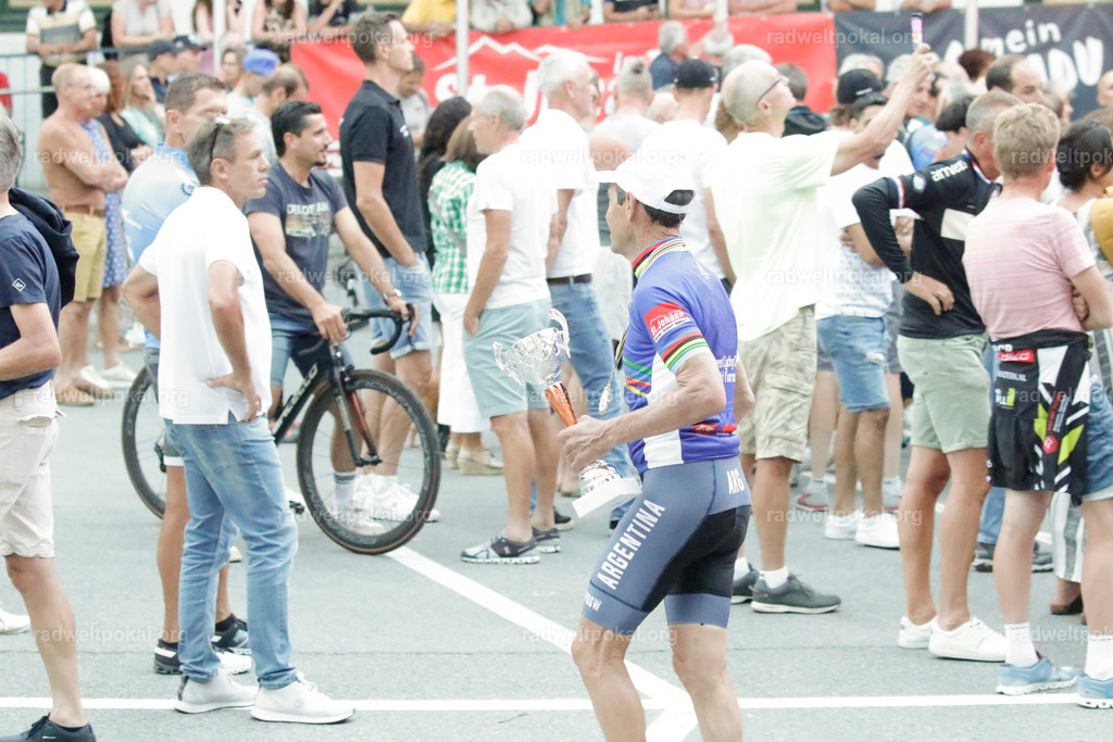 1468_20230817_Bewerb_Maenner_Muehlanger | AUT - OESTERREICH, 2023-08-16: SPORT RENNRAD-FAHREN - 55. INTERNATIONALER RADWELTPOKAL IN ST. JOHANN IN TIROL  - Vintage-Radrennen mit WM-Bronze-Medaillen-Siegerin Christina Schweinberger, den Teilnehmer und Alexander Baumann (vom Orginastions-Team) - TAG 2 BEWERB MAENNER IN SECHS GRUPPEN  ; Foto: Roland Muehlanger