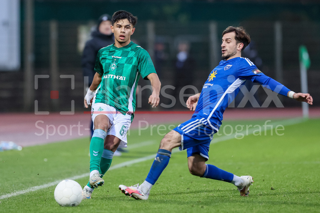 Fussball, Regionalliga Nord, SV Werder Bremen II - BSV Kickers Emden | v.li.: Ricardo-Felipe Schwarz (SV Werder Bremen II, 6) und Kai Kaissis (Kickers Emden, 6) im Zweikampf, Duell, Dynamik, Aktion, Action, Spielszene