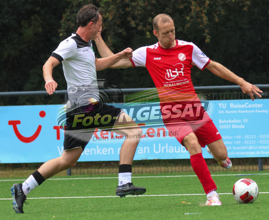 FC RW Kirchlengern - Post TSV Detmold | Auf dem Bild zu sehen: Rot FC RW Kirchlengern: Niklas Wüllner ; weiß TuS Ahmsen: Louis Schröder FC RW Kirchlengern, TuS Ahmsen, Saison 26/27, Testspiel, Deutschland - Realisiert mit Pictrs.com