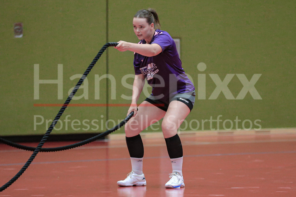 Handball, 2. Bundesliga Frauen, Training SV Werder Bremen | v.li.: Mathilda Häberle (SV Werder Bremen, 19) bei einer Übung, Trainingsübung