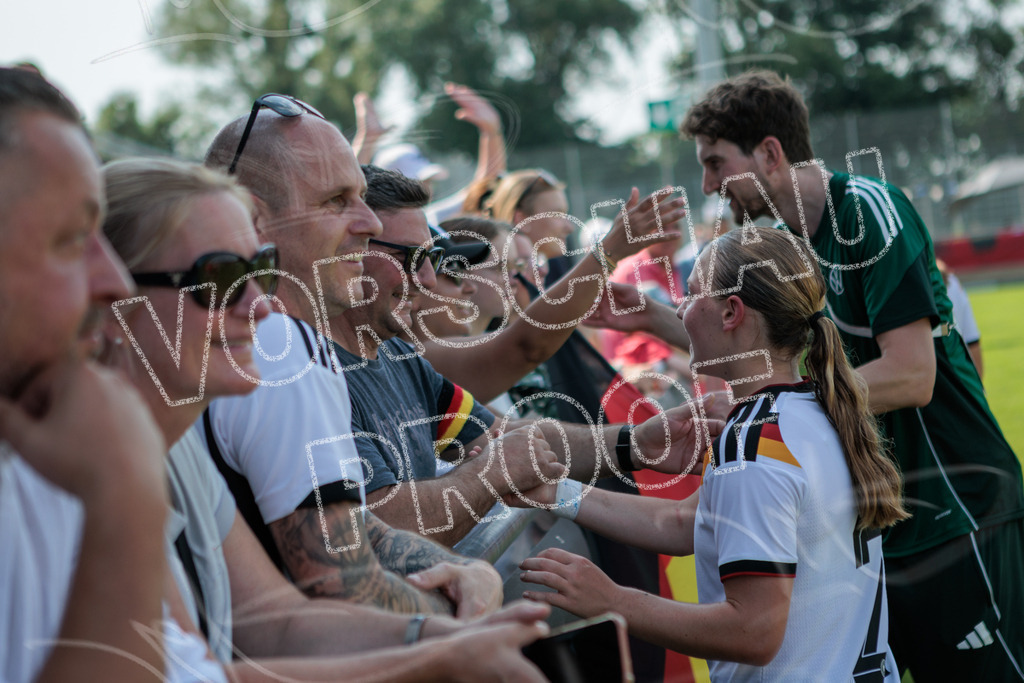 Testspiel U16-Juniorinnen: Deutschland – England | Die Bildergalerie dokumentiert das Länderspiel der deutschen U16-Juniorinnen gegen die Auswahl Englands. Die Fotografien zeigen Spielaktionen, Zweikämpfe, Torchancen, Mannschaftsszenen sowie weitere Impressionen der Begegnung. Die Aufnahmen entstanden im Rahmen des Testspiels beider Nachwuchsnationalmannschaften in der Kümpel + Hellmeister Arena in Hamm am 20. Juni 2026 und halten die sportlichen und emotionalen Momente des Spiels fest. - Realisiert mit Pictrs.com
