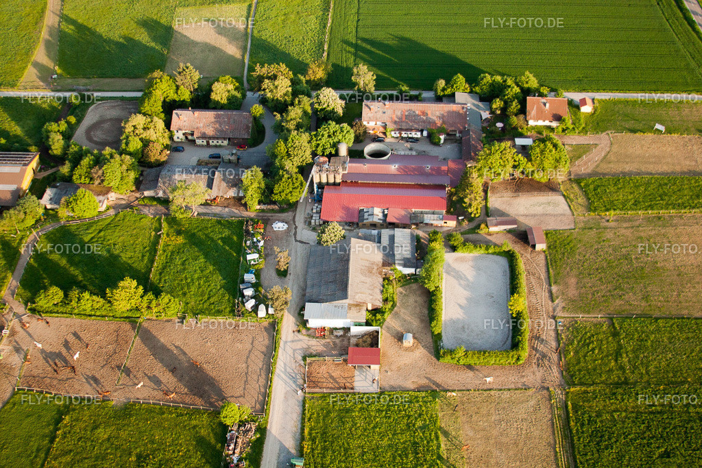 Stall im Steinig | Luftbild: Stall im Steinig im Ortsteil Langensteinbach in Karlsbad im Bundesland Baden-Württemberg in Deutschland. Foto: IMG_27574.jpg vom 23.05.2010 durch Werner Riehm/FLY-FOTO.de - Realisiert mit Pictrs.com