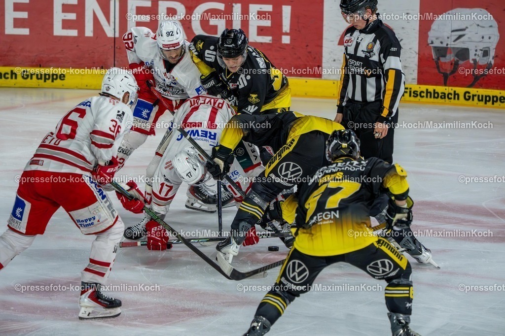 xkkux02042601011 | 02.04.2026, xkkux, Eishockey, DEL2, Herren, Saison 2025 / 2026, Krefeld Pinguine - EV Regensburg, YAYLA Arena: Samuel Payeur (EV Regensburg #17) Patrick Demetz (EV Regensburg #92) Pierre Preto (EV Regensburg #36) im Zweikampf gegen  die Krefelder beim Bully