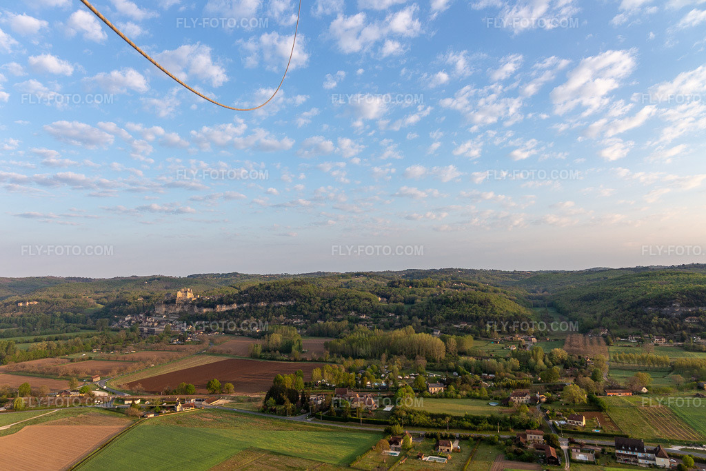Aerial view: View of the town in Vézac in the state Dordogne, France. – Photo: IMG_113687.jpg taken on 04/20/2019 by Werner Riehm/FLY-FOTO.com – Resolution of the original: 5472 x 3648 px