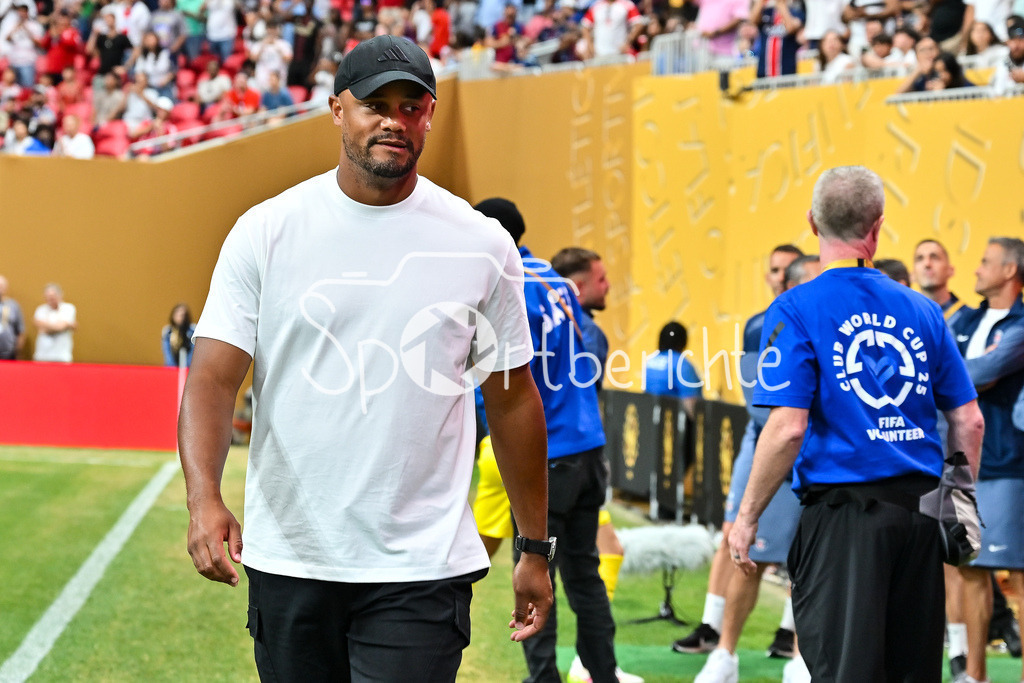 Paris Saint Germain - FC Bayern München | im Bild Vincent KOMPANY Trainer FC Bayern Muenchen auf dem Weg zur Bank / Einzelfoto / Freisteller / FIFA Club World Cup: Paris Saint Germain - FC Bayern Muenchen, Mercedes Benz Stadium am 05.07.2025 / NOT FOR SALE IN USA