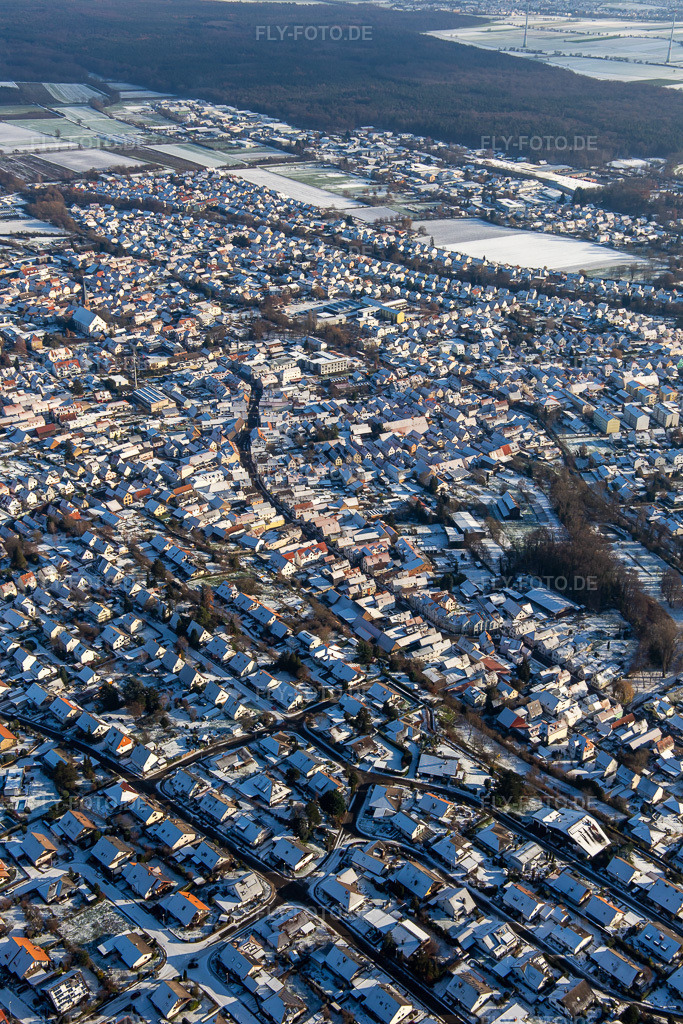 Luftbild: Ortsansicht von Nordwesten im Winter bei Schnee in Herxheim bei Landau im Bundesland Rheinland-Pfalz in Deutschland. Foto: IMG_135545.jpg vom 16.12.2022 durch Werner Riehm/FLY-FOTO.de