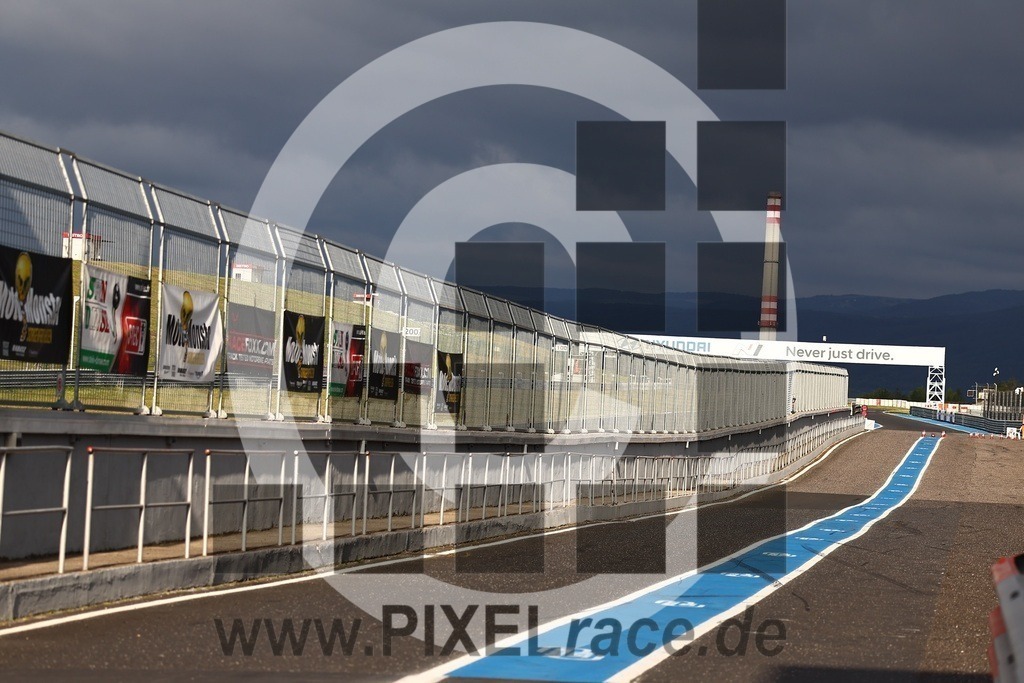 social-20250822_00067 | Schöne Erinnerungen an spannende Momente - das festzuhalten ist unser Job. PIXELrace.de ist seit 2003 auf den Rennstrecken Europas unterwegs um die Action draußen beim Fahren und die wunderbare Stimmung imm Fahrerlager für euch einzufangen.