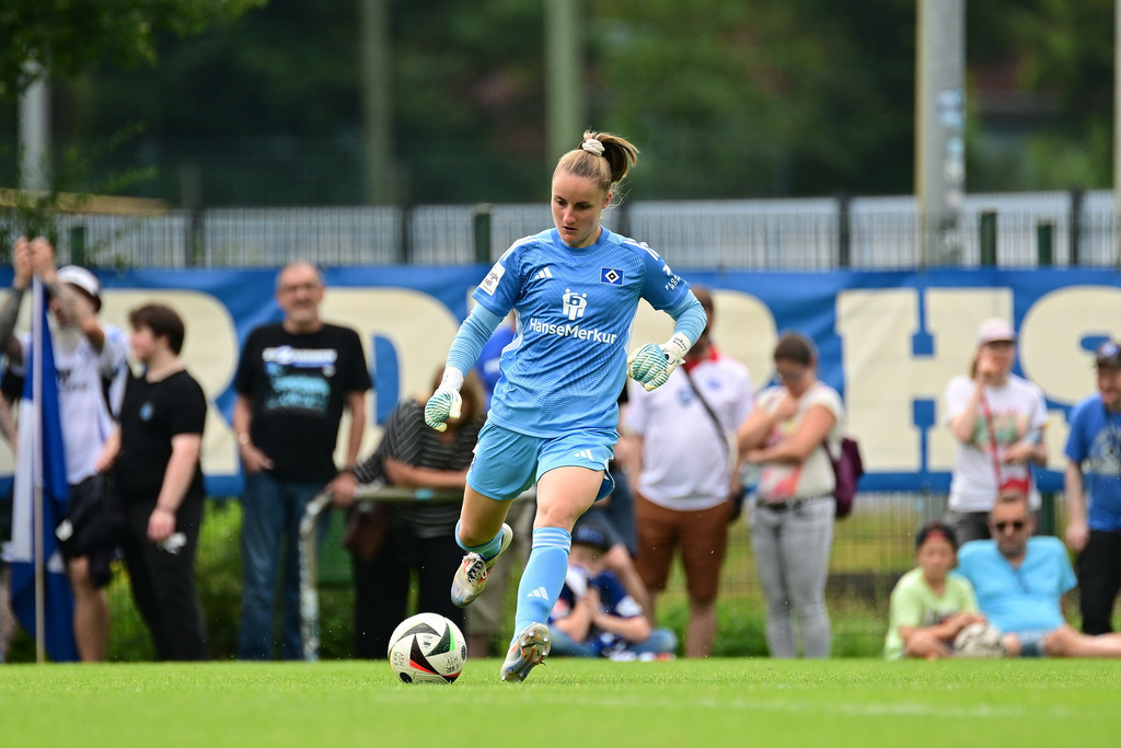 Fußball I Frauen I Saison 2025-2026 I Testspiel I Hamburger SV - Holstein Kiel | Nahaufnahme, Einzelfoto, Freisteller, Portrait, Porträt, Einzelbild, Einzelfoto, Körper: Laura Sieger (18, Hamburger SV) - Realisiert mit Pictrs.com