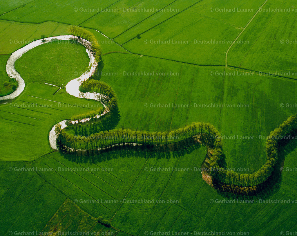 7000892 | Flußmeander mit Baumreihe bei Stade