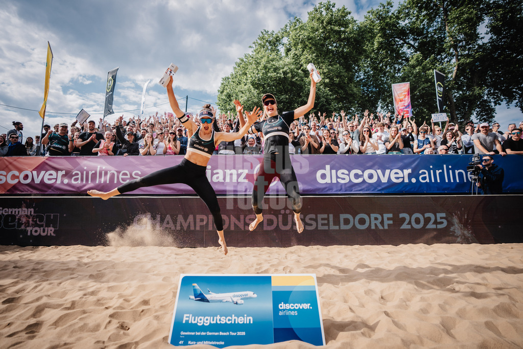 Beachvolleyball | Frauen | Allianz German Beach Tour 2025 | Tourstop Düsseldorf | 18.05.2025 | v.l. Cinja Tillmann und Svenja Müller gewinnen das Turnier in Düsseldorf und jubeln