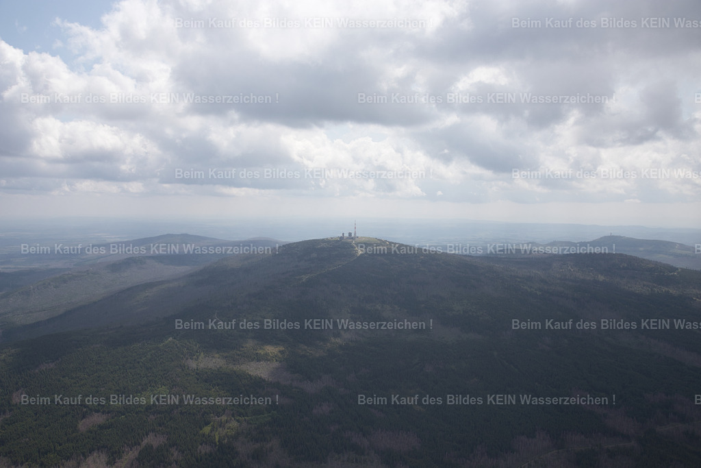 Brocke-thermik-schwarze-wolken_4590 | Der Flug zum Brocken gehört zu den anspruchsvollsten Einsätzen.An diesem Tag sorgte starke Thermik für unruhige Flugbedingungen. Mit einem Touristen an Bord hätte mein Pilot den Flug abgebrochen. Da er wusste, wie wichtig dieses Motiv für mich war, nutzte er die Möglichkeiten des Tragschraubers und seiner langjährigen Erfahrung voll aus. Am Ende konnten wir das gewünschte Luftbild sicher aufnehmen – ein Moment, der unser Vertrauen als eingespieltes Team einmal mehr bestätigt hat. Danke Christoph - Realisiert mit Pictrs.com
