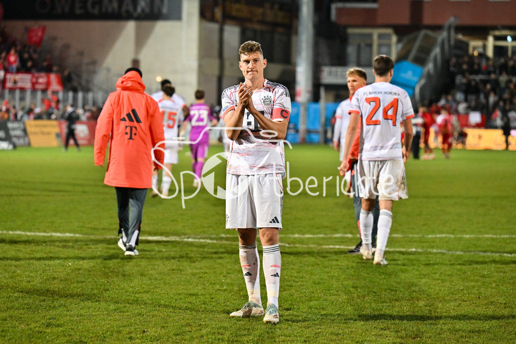 FC Würzburger Kickers - FC Bayern Amateure | wÜRZBURG, DEUTSCHLAND - 10. APRIL: die Spieler der Amateure bedanken sich bei den Fans nach dem Match zwischen dem FC Würzburger Kickers und den Amateuren des FC Bayern München am 28. Spieltag der Regionalliga Bayern in der AKON Arena  / David HEINDL (FC Bayern München II 4)