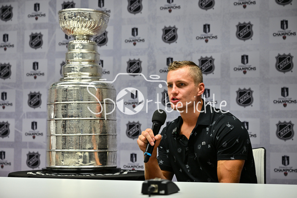Cup Day | Nico STURM bringt den Stanley Cup zum zweiten mal nach Augsburg / Im Bild der offizielle Pressetermin mit RT1 Moderator Alex KUNZ