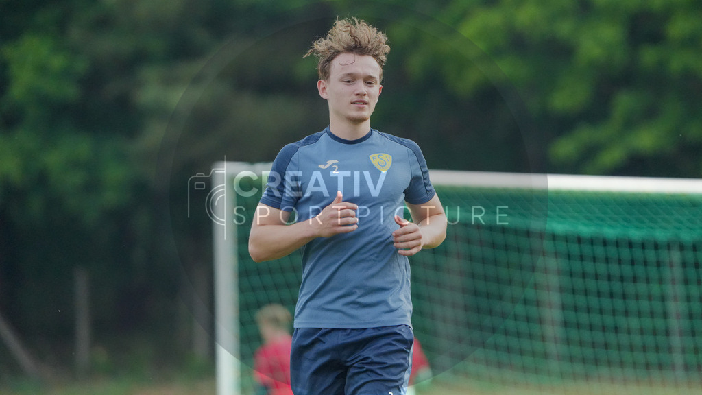 Fußball, Herren, Saison 2025/2026, Regionalliga Nordost, Trainingsauftakt des FSV 63 Luckenwalde am 18.06.2025 im Werner-Seelenbinder-Stadion, | Fußball, Herren, Saison 2025/2026, Regionalliga Nordost, Trainingsauftakt des FSV 63 Luckenwalde am 18.06.2025 im Werner-Seelenbinder-Stadion, Im Bild: Remo Merke (m.) - Realisiert mit Pictrs.com