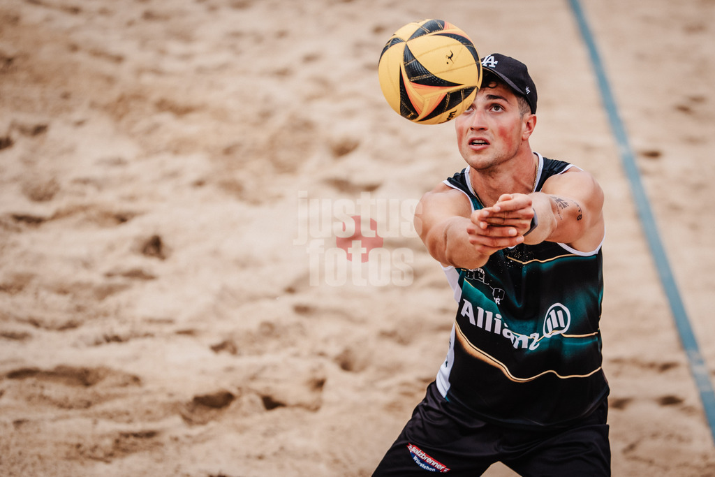 Beachvolleyball | Männer | Allianz German Beach Tour 2025 | Tourstop Hamburg | 01.06.2025 | Sven Winter spielt den Ball