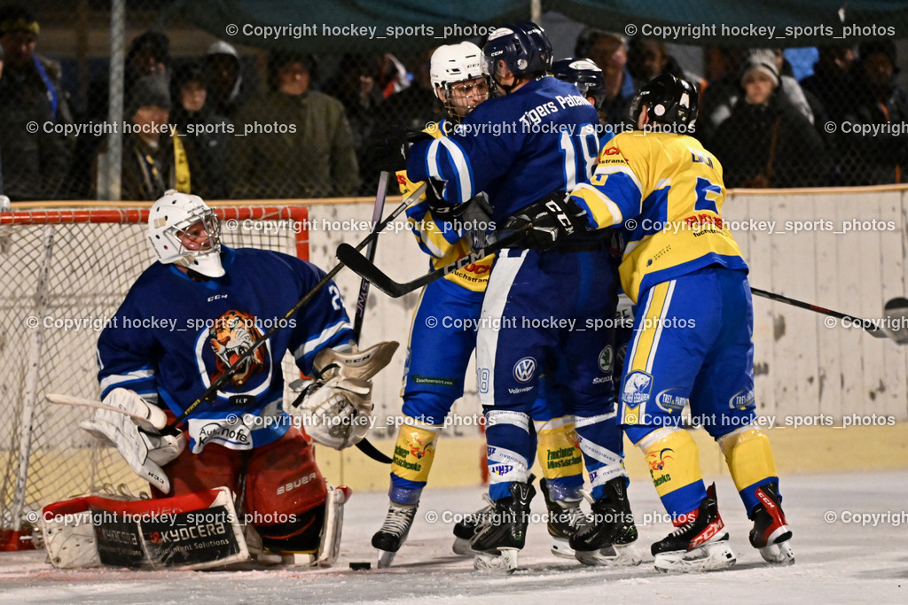 ELV Zauchen vs. EC Tigers Paternion  | #21 Lesacher Jürgen EC Tigers Paternion, #18 Kampitsch Andreas EC Tigers Paternion, #5 Eder Manfred ELV Zauchen, #74 Spitzer Patrick ELV Zauchen, ELV Zauchen vs. EC Tigers Paternion , ELV Zauchen vs. EC Tigers Paternion  am 02.01.2025 in Eisoval Zauchen (Stadthalle Villach), Austria, (Photo by Bernd Stefan)