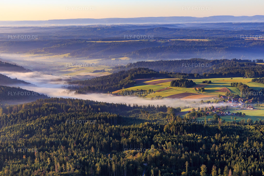 Luftbild: Dorf am Morgen aus Norden im Ortsteil Erlenhof in Fichtenberg im Bundesland Baden-Württemberg in Deutschland. Foto: IMG_093712.jpg vom 23.08.2016 durch Werner Riehm/FLY-FOTO.de
