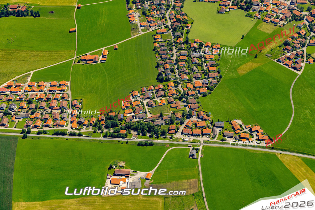 Aktuelles Luftbild von  Reichersbeuern - Die Luftaufnahme wurde 2022 mittels UL-Flugzeug erstellt ( keine Drohne ) - hochauflösende Kamera-Systeme von  Canon -Beste Qualität - Für grossformatige Ausdrucke geeignet. Die Geschenkidee !