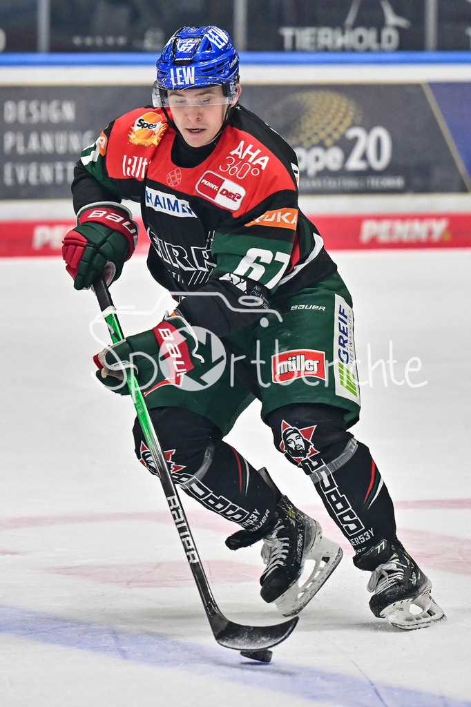 Augsburger Panther - Adler Mannheim | am Puck Florian ELIAS (Augsburger Panther #67) / Freisteller / Einzelfoto / DEL: Augsburger Panther - Adler Mannheim, Curt Frenzel Stadion am 26.12.2024
